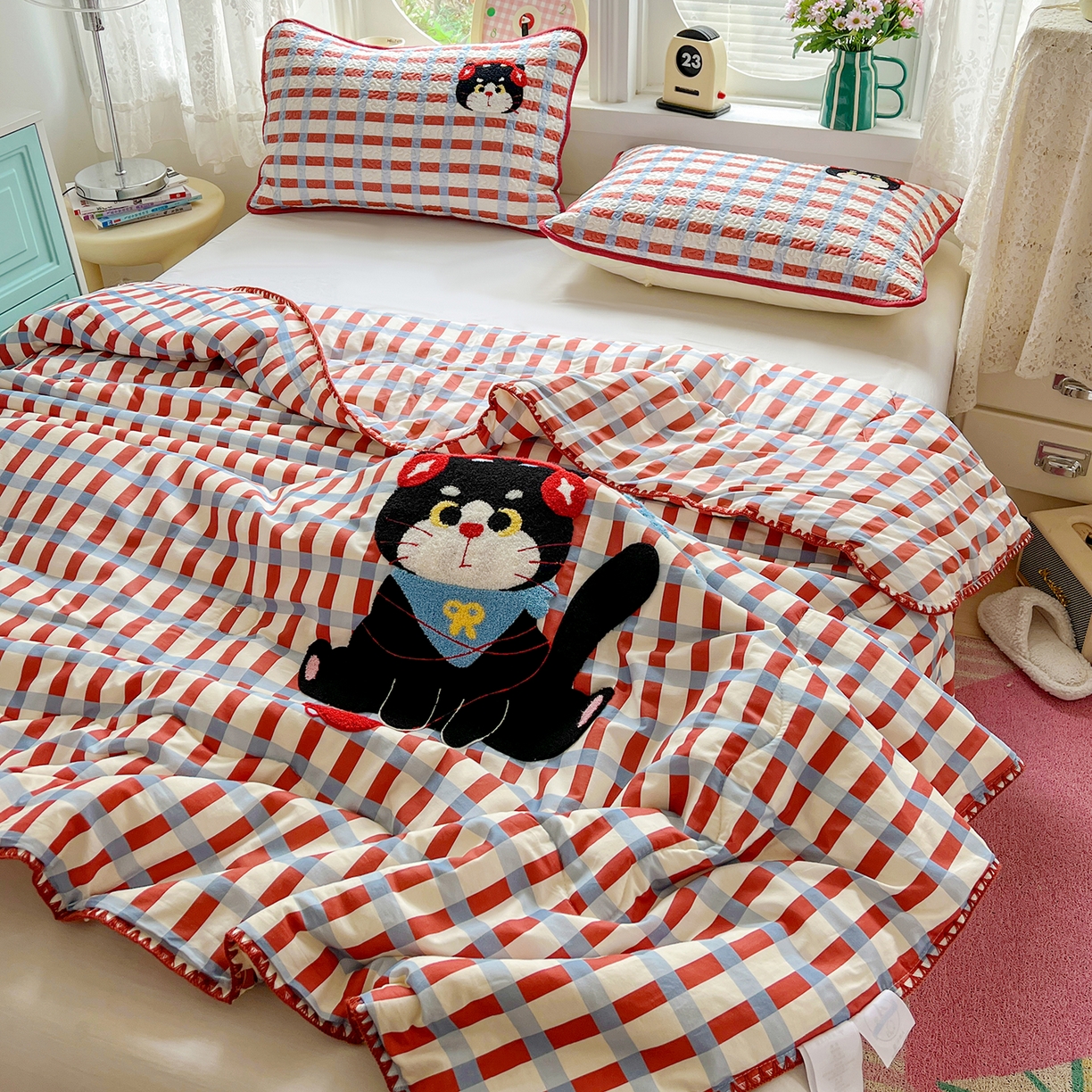 91家纺网 家纺一手货源 找家纺 鑫喜莱家纺 2026新款全棉纯棉夏被毛巾绣贝壳边大豆纤维全棉夏凉被空调被夹棉绗棉枕套 线团小黑猫