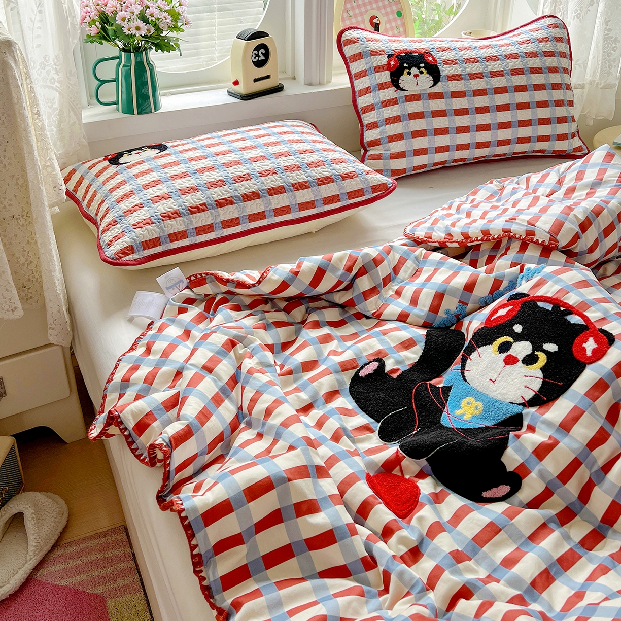 91家纺网 家纺一手货源 找家纺 鑫喜莱家纺 2026新款全棉纯棉夏被毛巾绣贝壳边大豆纤维全棉夏凉被空调被夹棉绗棉枕套 线团小黑猫