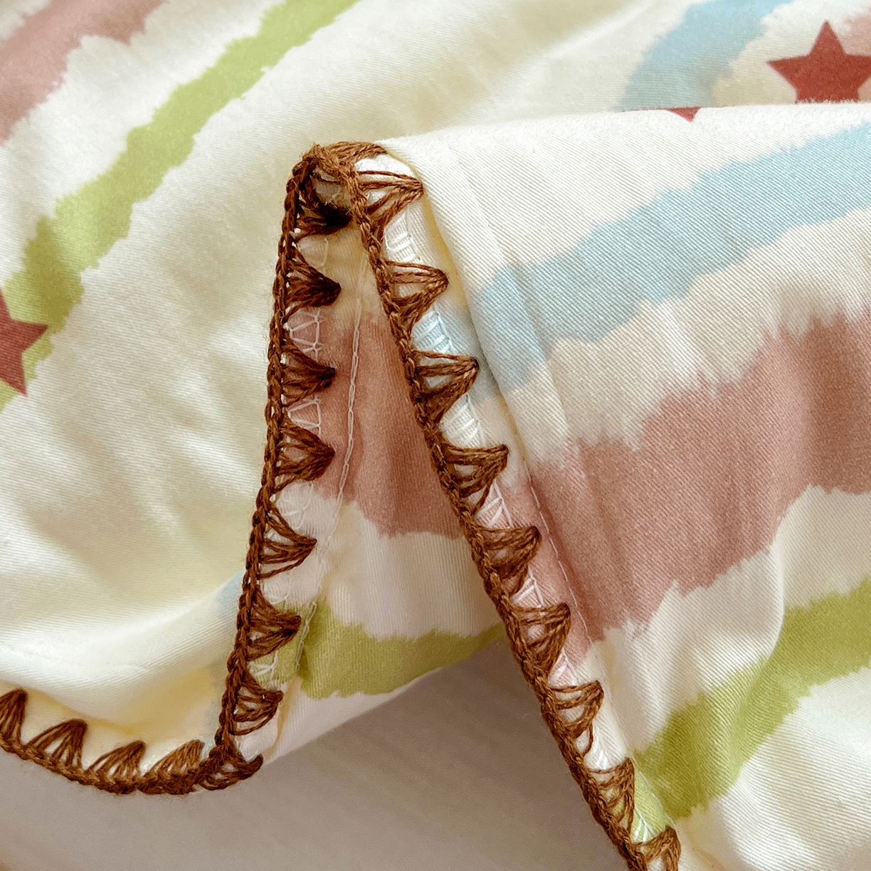 91家纺网 家纺一手货源 找家纺 鑫喜莱家纺 2026新款全棉纯棉夏被毛巾绣贝壳边大豆纤维全棉夏凉被空调被夹棉绗棉枕套 星星人