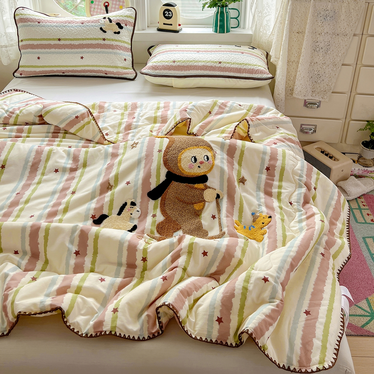 91家纺网 家纺一手货源 找家纺 鑫喜莱家纺 2026新款全棉纯棉夏被毛巾绣贝壳边大豆纤维全棉夏凉被空调被夹棉绗棉枕套 星星人