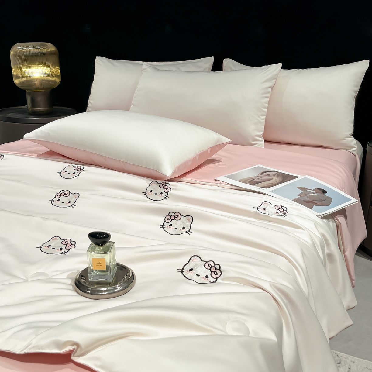 91家纺网 家纺一手货源 找家纺 红嘴企鹅 2026新款水洗冰丝刺绣夏被四件套 夏被-草莓奶油粉