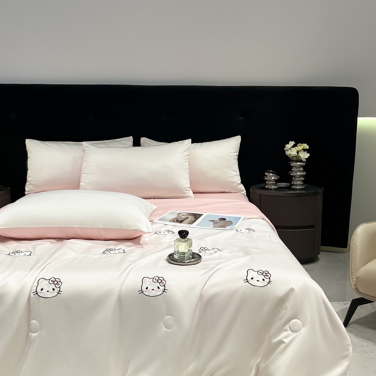 91家纺网 家纺一手货源 找家纺 红嘴企鹅 2026新款水洗冰丝刺绣夏被四件套 夏被-草莓奶油粉