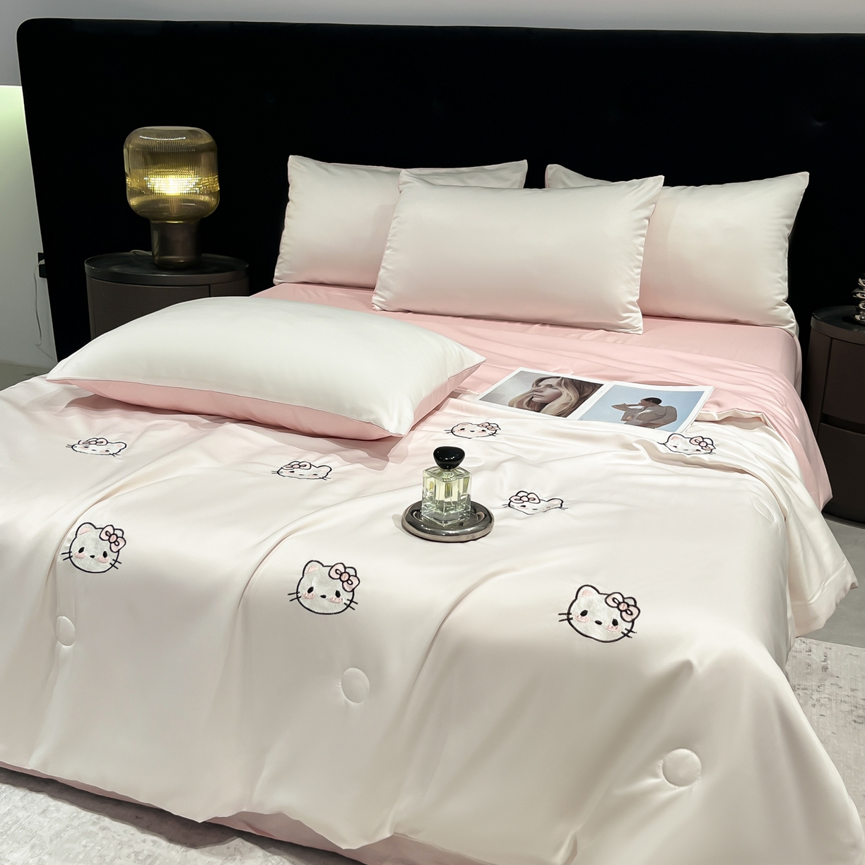 91家纺网 家纺一手货源 找家纺 红嘴企鹅 2026新款水洗冰丝刺绣夏被四件套 夏被-草莓奶油粉