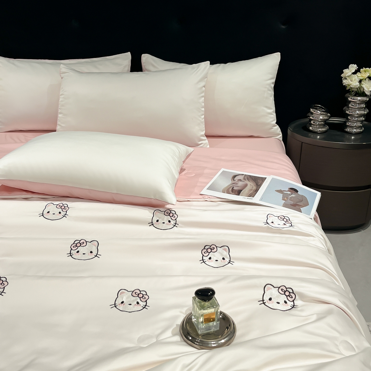 91家纺网 家纺一手货源 找家纺 红嘴企鹅 2026新款水洗冰丝刺绣夏被四件套 夏被-草莓奶油粉