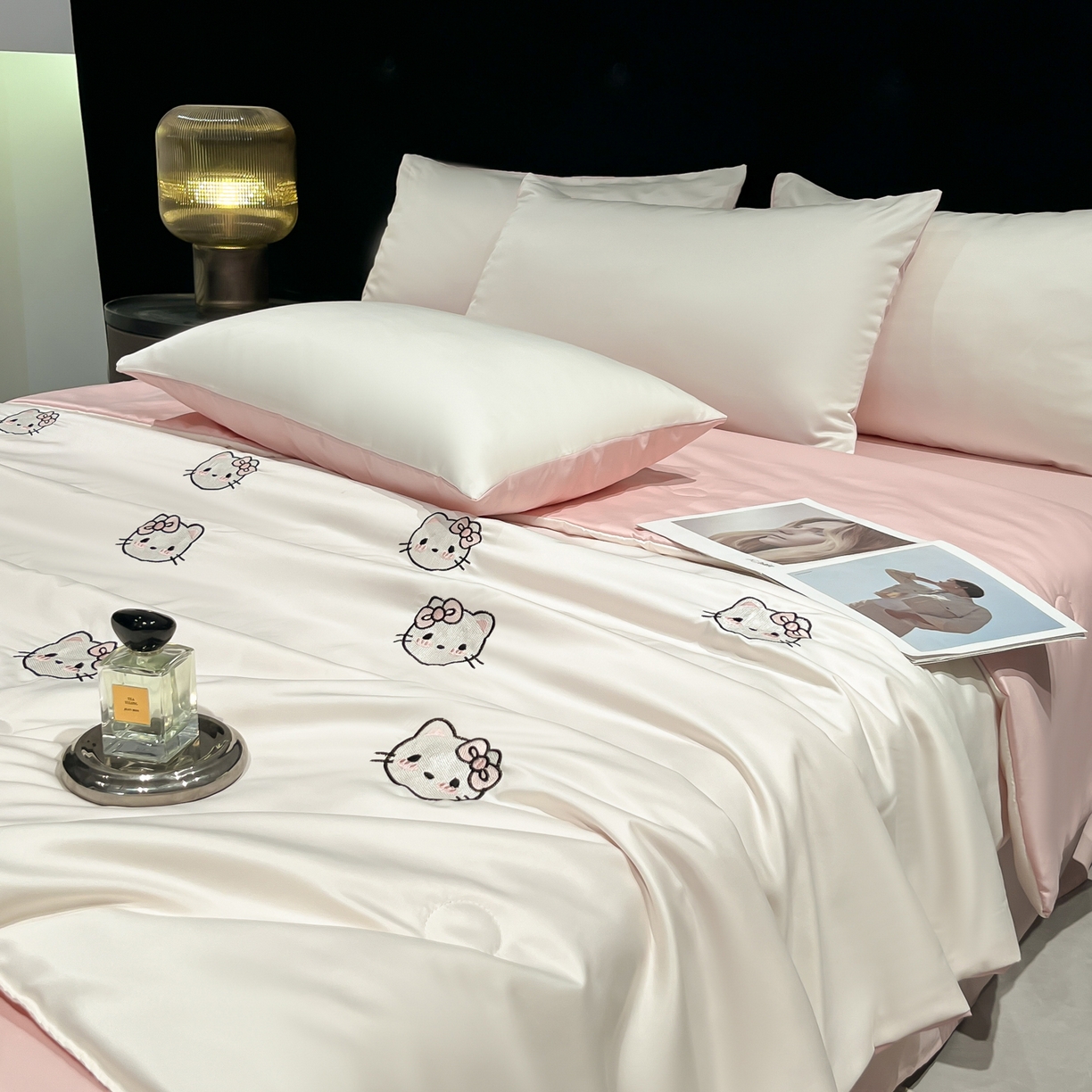 91家纺网 家纺一手货源 找家纺 红嘴企鹅 2026新款水洗冰丝刺绣夏被四件套 夏被-草莓奶油粉