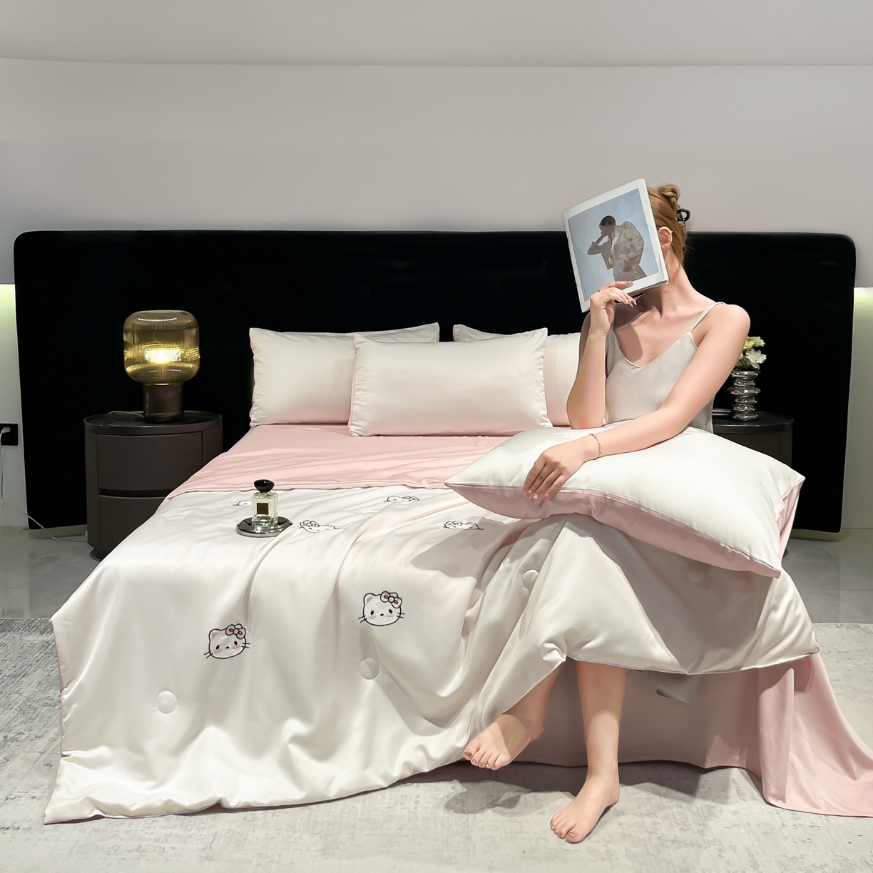 91家纺网 家纺一手货源 找家纺 红嘴企鹅 2026新款水洗冰丝刺绣夏被四件套 夏被-草莓奶油粉