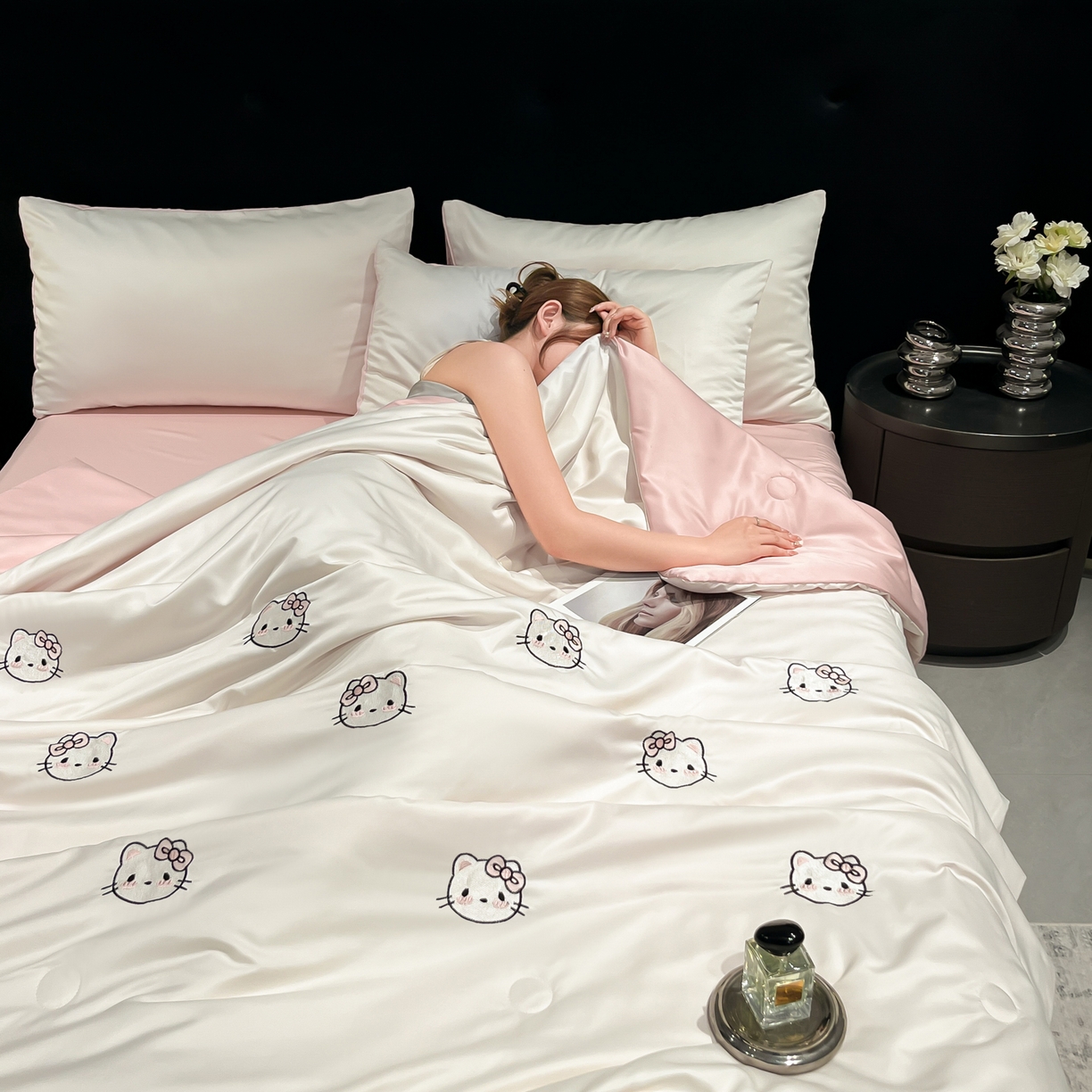 91家纺网 家纺一手货源 找家纺 红嘴企鹅 2026新款水洗冰丝刺绣夏被四件套 夏被-草莓奶油粉