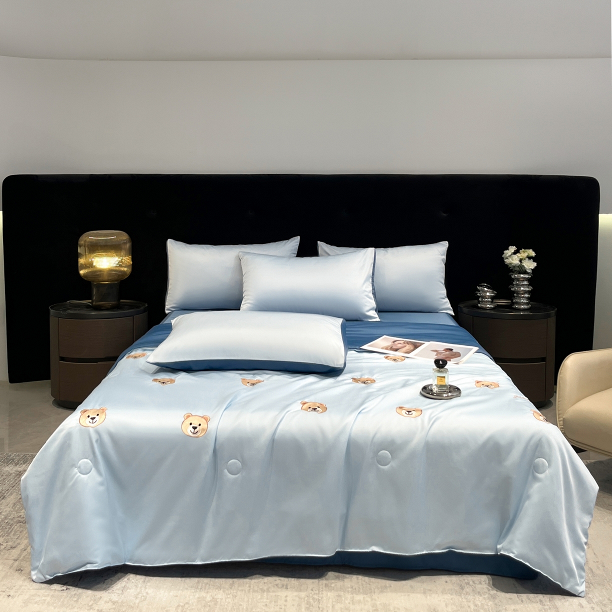 91家纺网 家纺一手货源 找家纺 红嘴企鹅 2026新款水洗冰丝刺绣夏被四件套 夏被-卡皮 天兰