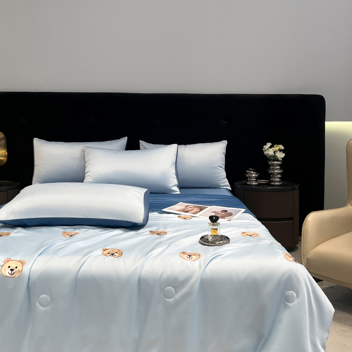 91家纺网 家纺一手货源 找家纺 红嘴企鹅 2026新款水洗冰丝刺绣夏被四件套 夏被-卡皮 天兰