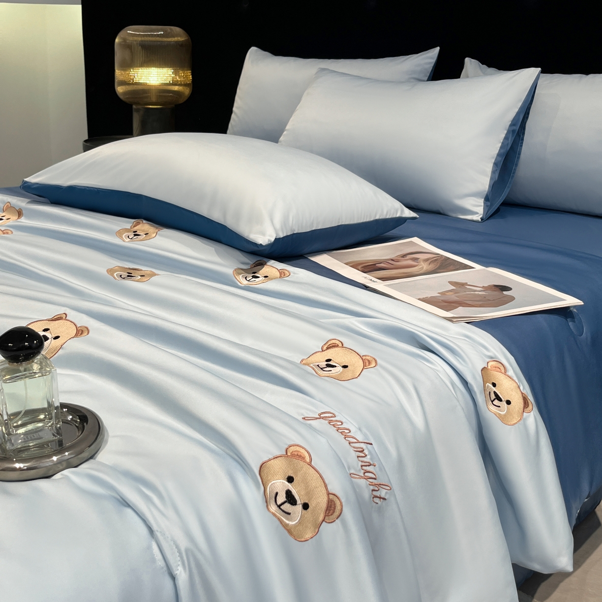 91家纺网 家纺一手货源 找家纺 红嘴企鹅 2026新款水洗冰丝刺绣夏被四件套 夏被-卡皮 天兰