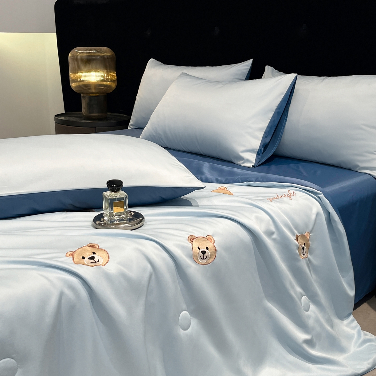 91家纺网 家纺一手货源 找家纺 红嘴企鹅 2026新款水洗冰丝刺绣夏被四件套 夏被-卡皮 天兰