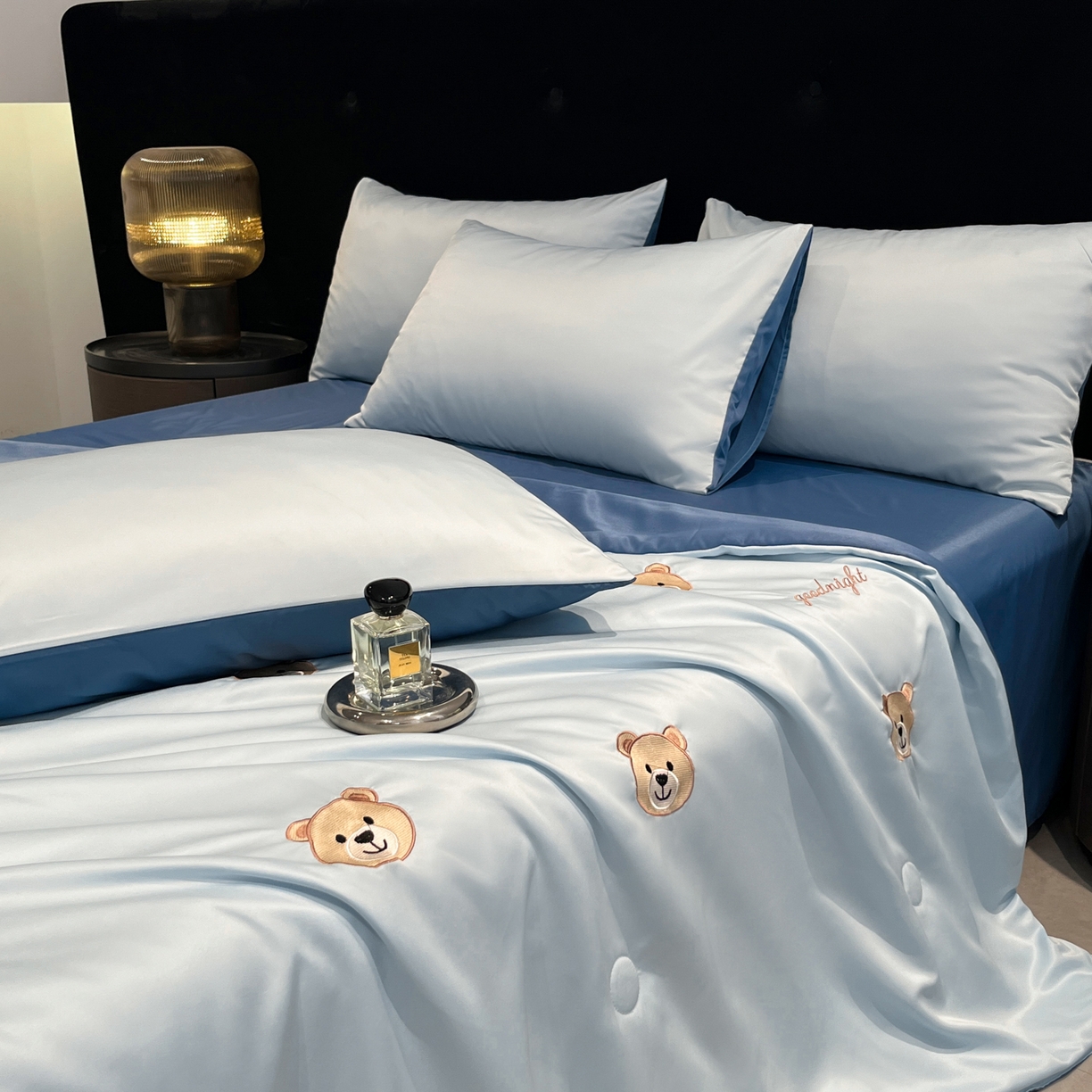 91家纺网 家纺一手货源 找家纺 红嘴企鹅 2026新款水洗冰丝刺绣夏被四件套 夏被-卡皮 天兰