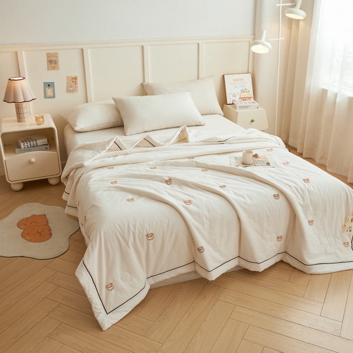 91家纺网 家纺一手货源 找家纺 仁凯家纺 2026新款A类100%棉花刺绣款手包边夏被夏凉被空调被 安妮熊-白