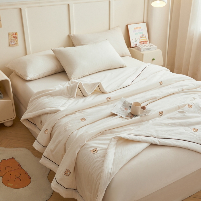 91家纺网 家纺一手货源 找家纺 仁凯家纺 2026新款A类100%棉花刺绣款手包边夏被夏凉被空调被 安妮熊-白