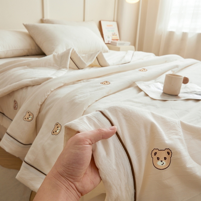 91家纺网 家纺一手货源 找家纺 仁凯家纺 2026新款A类100%棉花刺绣款手包边夏被夏凉被空调被 安妮熊-白