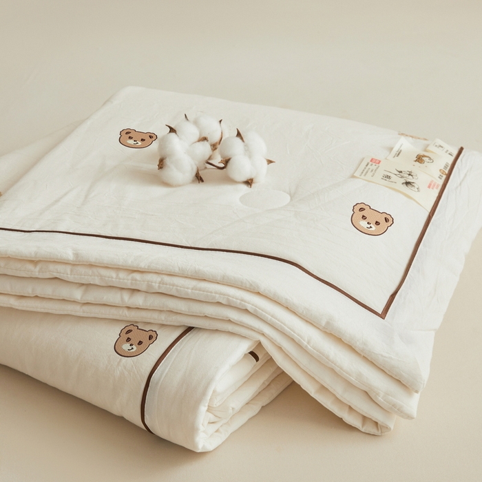 91家纺网 家纺一手货源 找家纺 仁凯家纺 2026新款A类100%棉花刺绣款手包边夏被夏凉被空调被 安妮熊-白