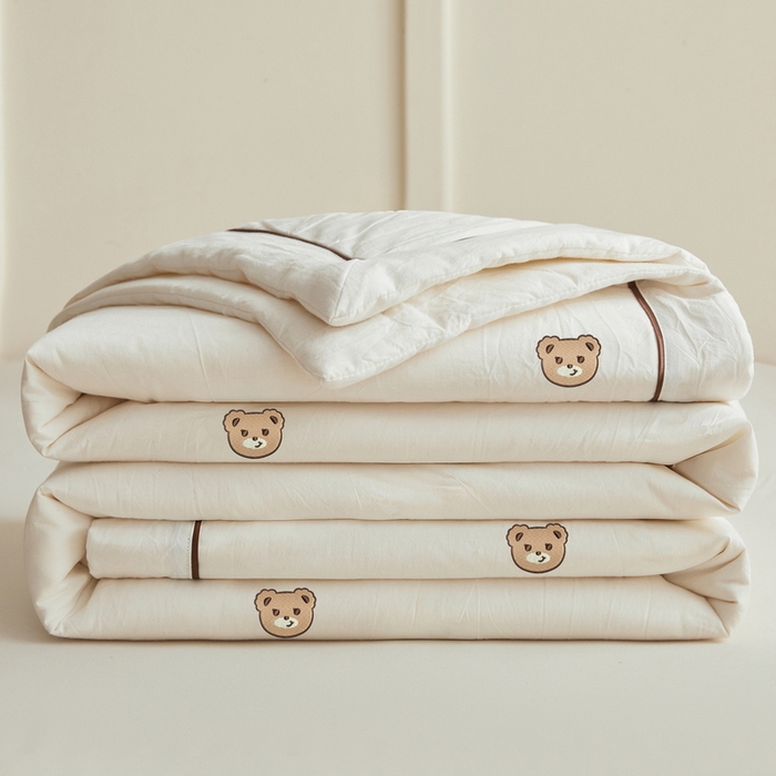 91家纺网 家纺一手货源 找家纺 仁凯家纺 2026新款A类100%棉花刺绣款手包边夏被夏凉被空调被 安妮熊-白