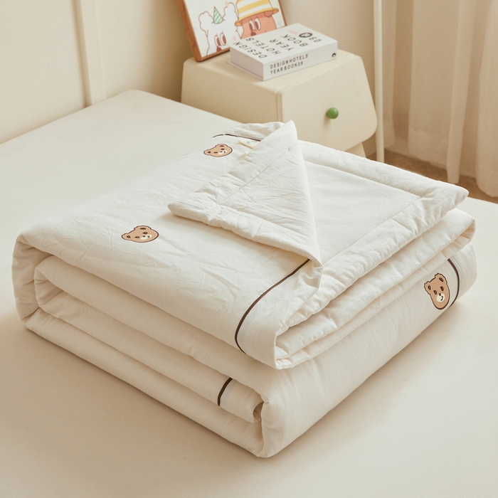 91家纺网 家纺一手货源 找家纺 仁凯家纺 2026新款A类100%棉花刺绣款手包边夏被夏凉被空调被 安妮熊-白