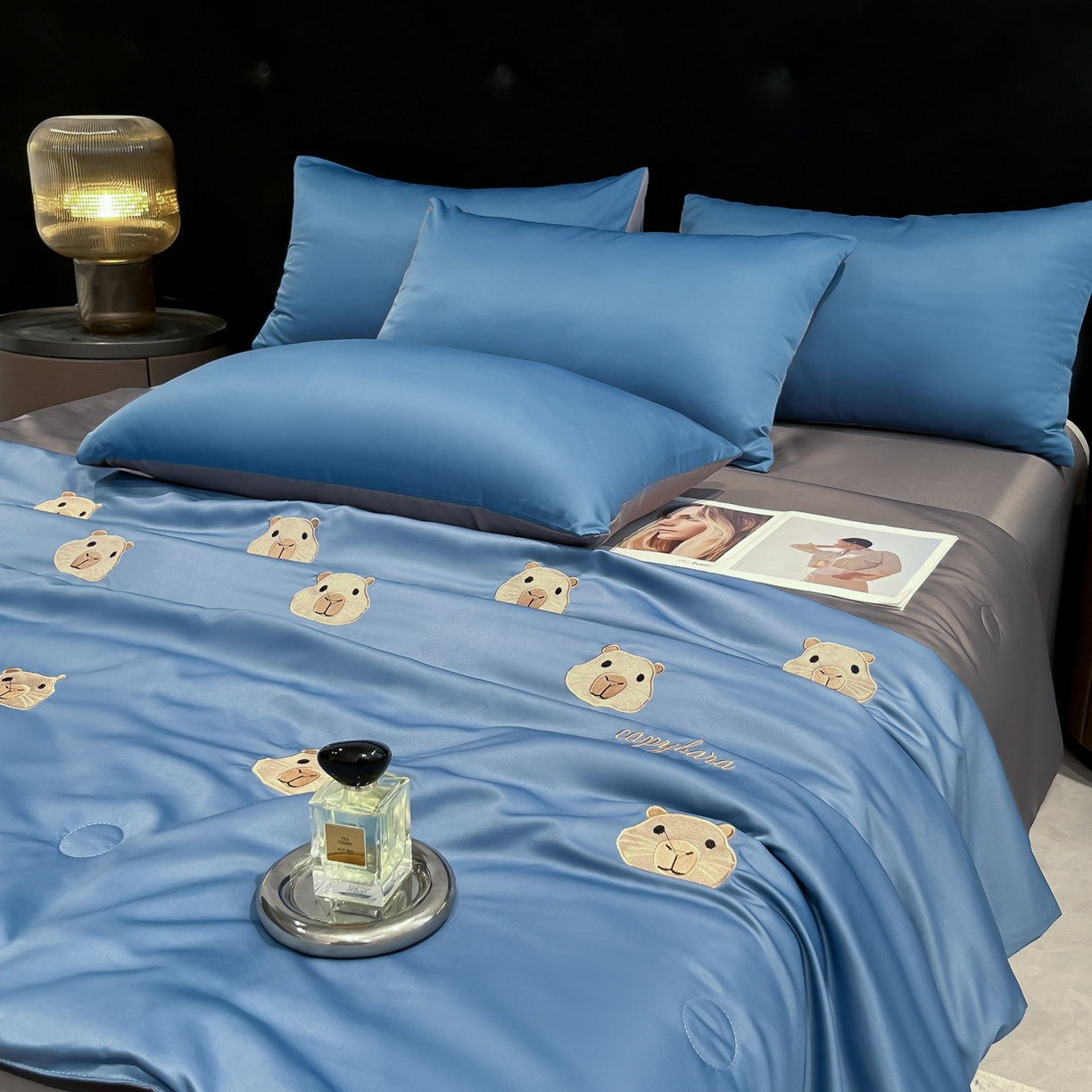 91家纺网 家纺一手货源 找家纺 红嘴企鹅 2026新款水洗冰丝刺绣夏被四件套 夏被-卡皮宾利蓝