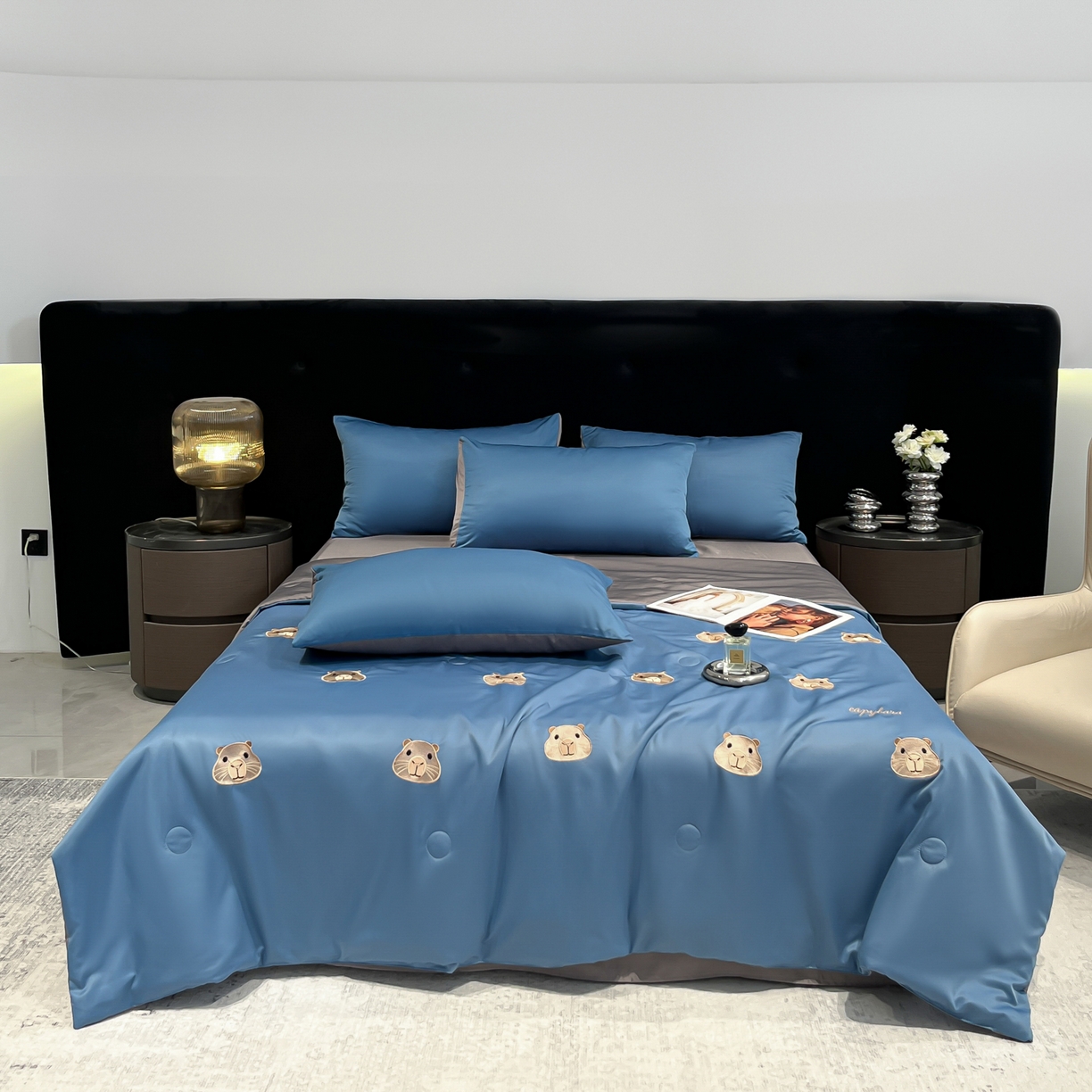 91家纺网 家纺一手货源 找家纺 红嘴企鹅 2026新款水洗冰丝刺绣夏被四件套 夏被-卡皮宾利蓝