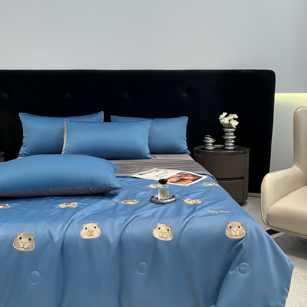 91家纺网 家纺一手货源 找家纺 红嘴企鹅 2026新款水洗冰丝刺绣夏被四件套 夏被-卡皮宾利蓝