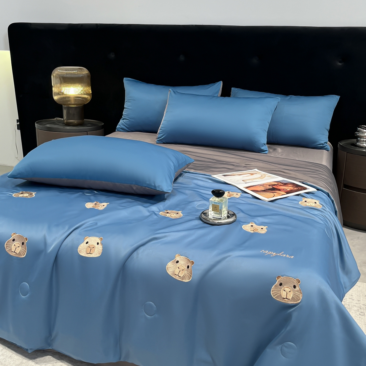 91家纺网 家纺一手货源 找家纺 红嘴企鹅 2026新款水洗冰丝刺绣夏被四件套 夏被-卡皮宾利蓝