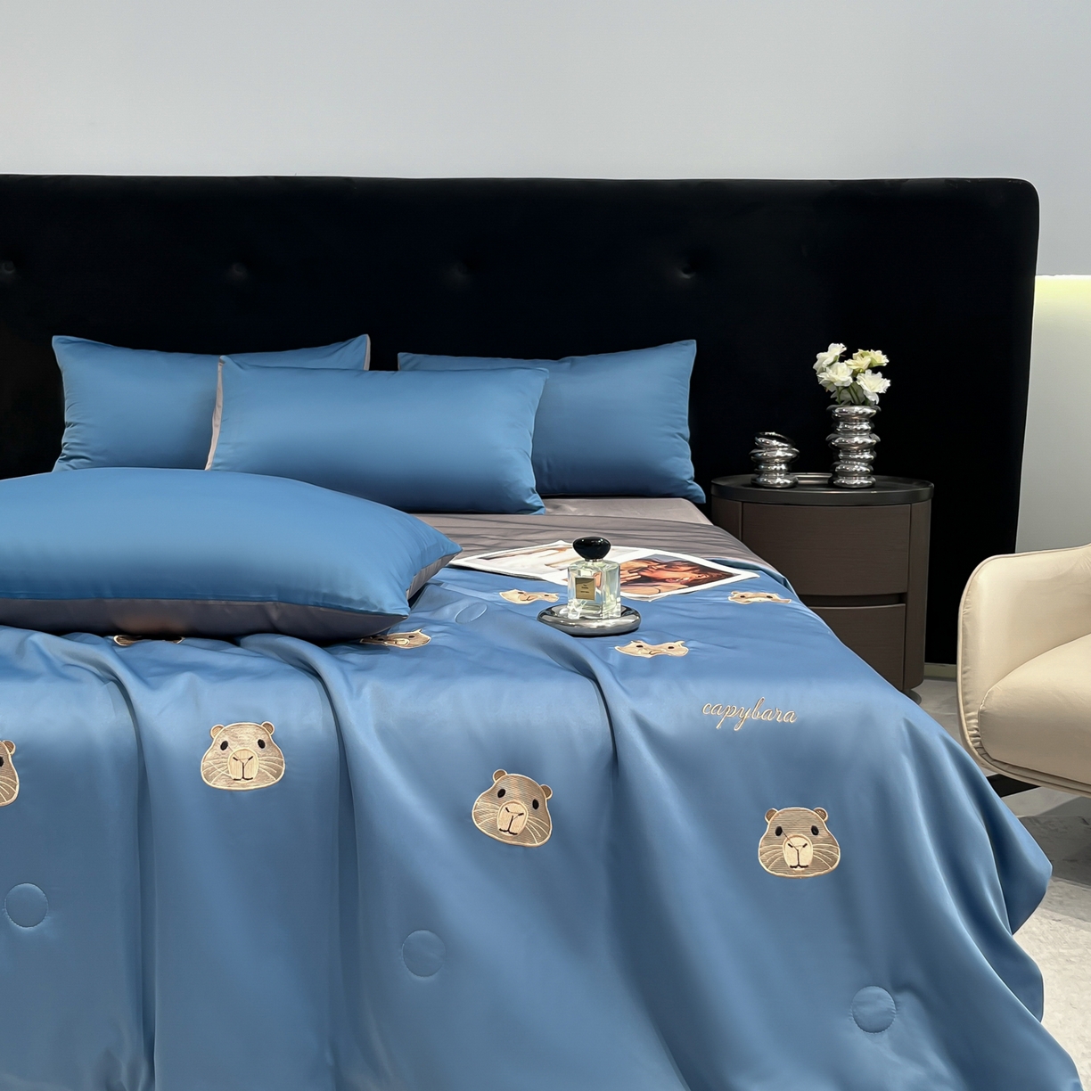 91家纺网 家纺一手货源 找家纺 红嘴企鹅 2026新款水洗冰丝刺绣夏被四件套 夏被-卡皮宾利蓝