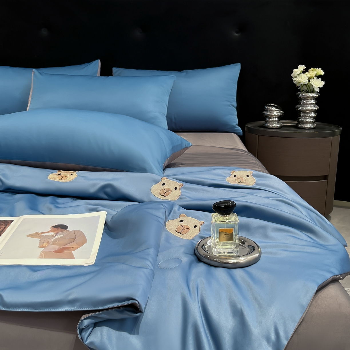 91家纺网 家纺一手货源 找家纺 红嘴企鹅 2026新款水洗冰丝刺绣夏被四件套 夏被-卡皮宾利蓝