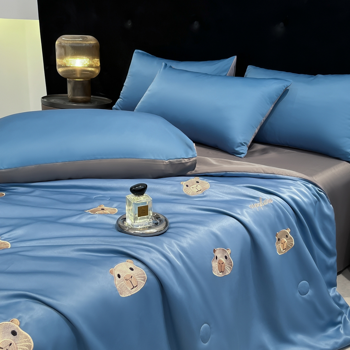 91家纺网 家纺一手货源 找家纺 红嘴企鹅 2026新款水洗冰丝刺绣夏被四件套 夏被-卡皮宾利蓝