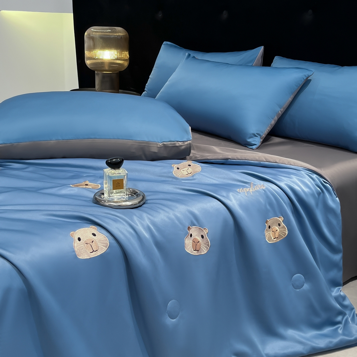 91家纺网 家纺一手货源 找家纺 红嘴企鹅 2026新款水洗冰丝刺绣夏被四件套 夏被-卡皮宾利蓝