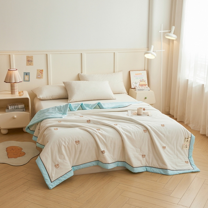 91家纺网 家纺一手货源 找家纺 仁凯家纺 2026新款A类100%棉花刺绣款手包边夏被夏凉被空调被 安妮熊-蓝