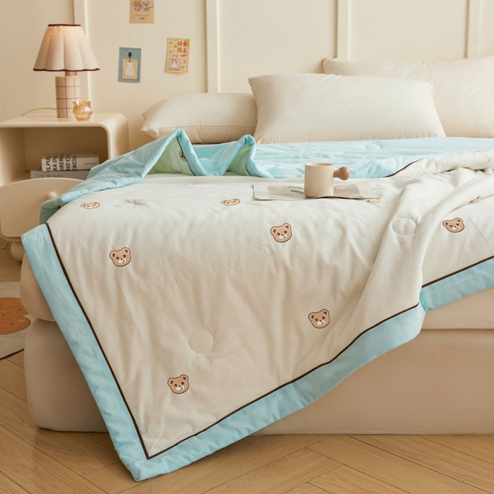 91家纺网 家纺一手货源 找家纺 仁凯家纺 2026新款A类100%棉花刺绣款手包边夏被夏凉被空调被 安妮熊-蓝