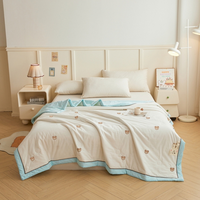 91家纺网 家纺一手货源 找家纺 仁凯家纺 2026新款A类100%棉花刺绣款手包边夏被夏凉被空调被 安妮熊-蓝