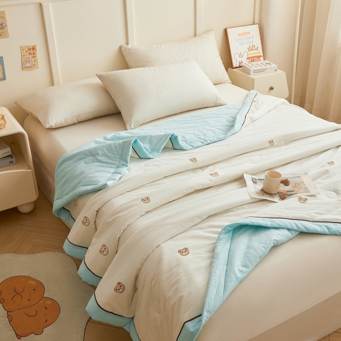 91家纺网 家纺一手货源 找家纺 仁凯家纺 2026新款A类100%棉花刺绣款手包边夏被夏凉被空调被 安妮熊-蓝