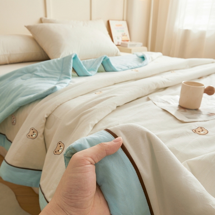 91家纺网 家纺一手货源 找家纺 仁凯家纺 2026新款A类100%棉花刺绣款手包边夏被夏凉被空调被 安妮熊-蓝