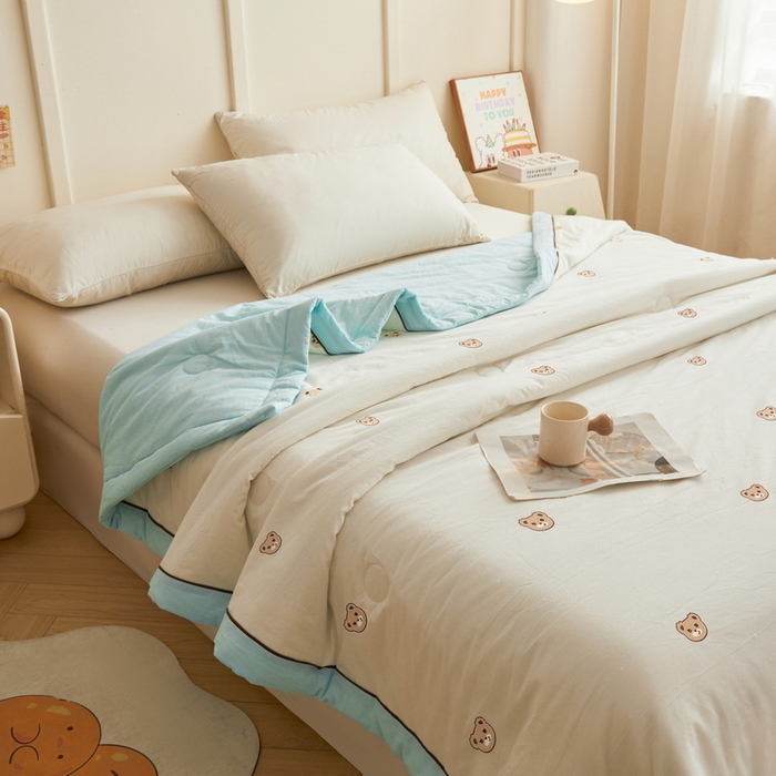 91家纺网 家纺一手货源 找家纺 仁凯家纺 2026新款A类100%棉花刺绣款手包边夏被夏凉被空调被 安妮熊-蓝