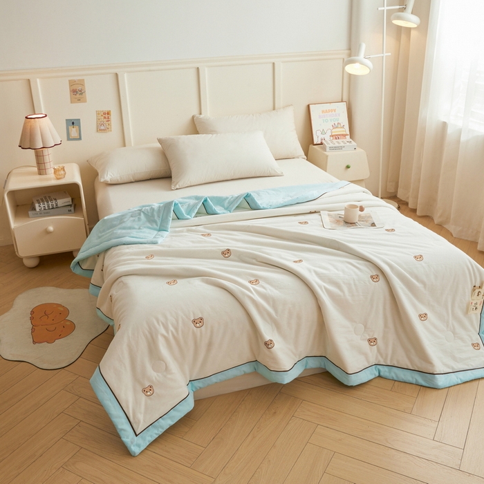 91家纺网 家纺一手货源 找家纺 仁凯家纺 2026新款A类100%棉花刺绣款手包边夏被夏凉被空调被 安妮熊-蓝