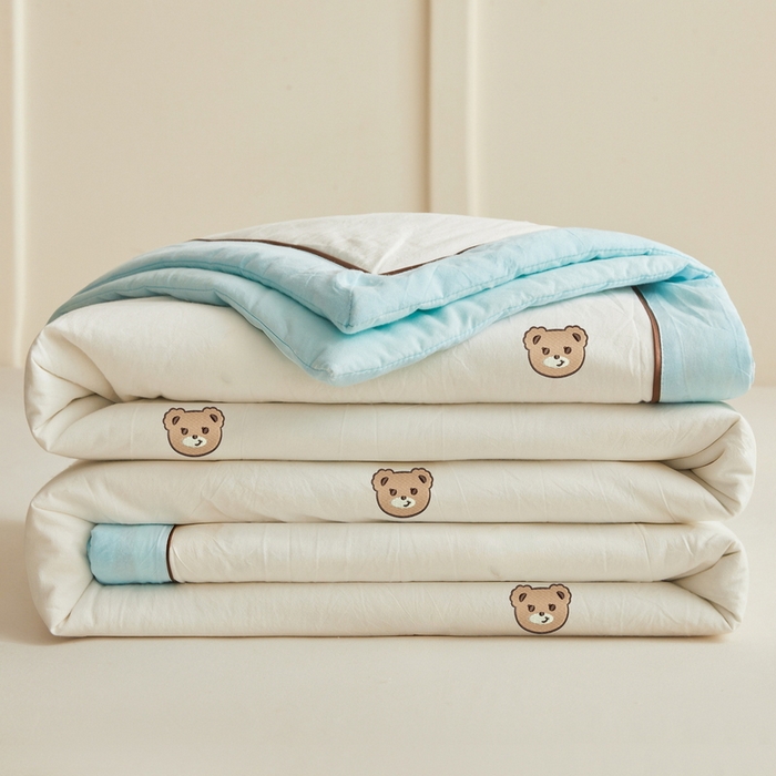 91家纺网 家纺一手货源 找家纺 仁凯家纺 2026新款A类100%棉花刺绣款手包边夏被夏凉被空调被 安妮熊-蓝