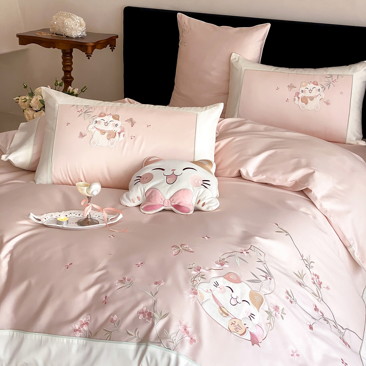 91家纺网 家纺一手货源 找家纺 莎臣豹 2026新款5050新疆长绒棉精美中式贴布绣四件套-招财福禄-控价（卖价不得低于此价）标准360加大380 招财福禄-粉