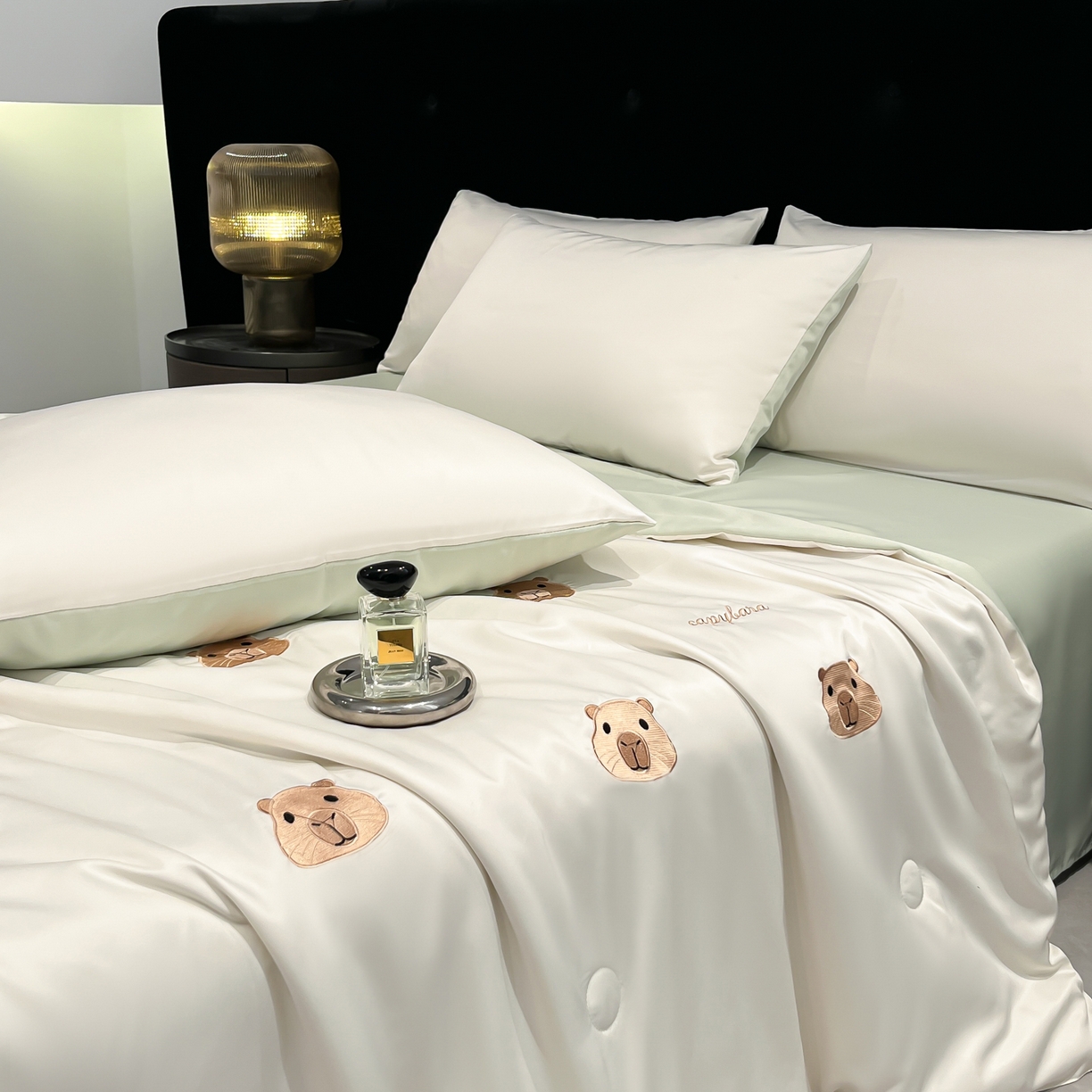 91家纺网 家纺一手货源 找家纺 红嘴企鹅 2026新款水洗冰丝刺绣夏被四件套 夏被-卡皮清新绿