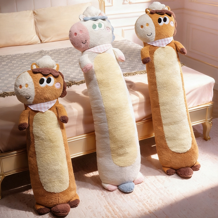 91家纺网 家纺一手货源 找家纺 （总）仟亿莱 2026春夏新款马小厨趣味长条抱枕