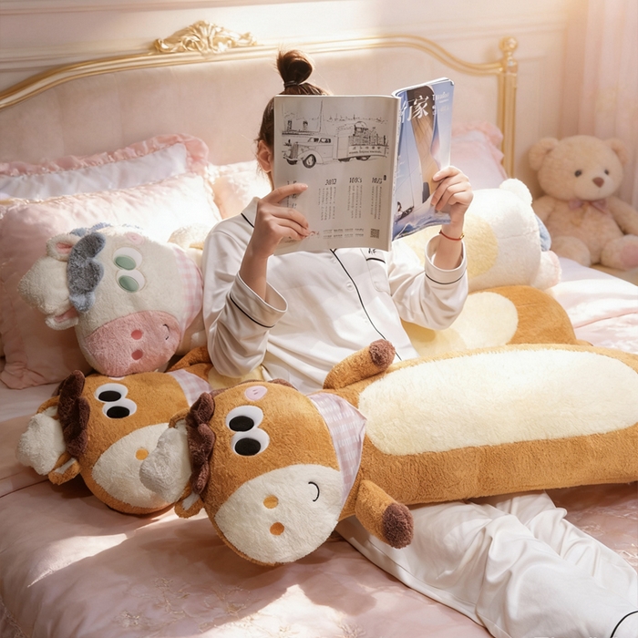 91家纺网 家纺一手货源 找家纺 （总）仟亿莱 2026春夏新款马小厨趣味长条抱枕