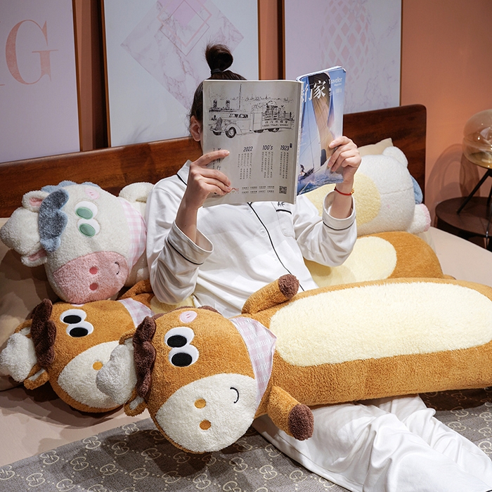 91家纺网 家纺一手货源 找家纺 （总）仟亿莱 2026春夏新款马小厨趣味长条抱枕