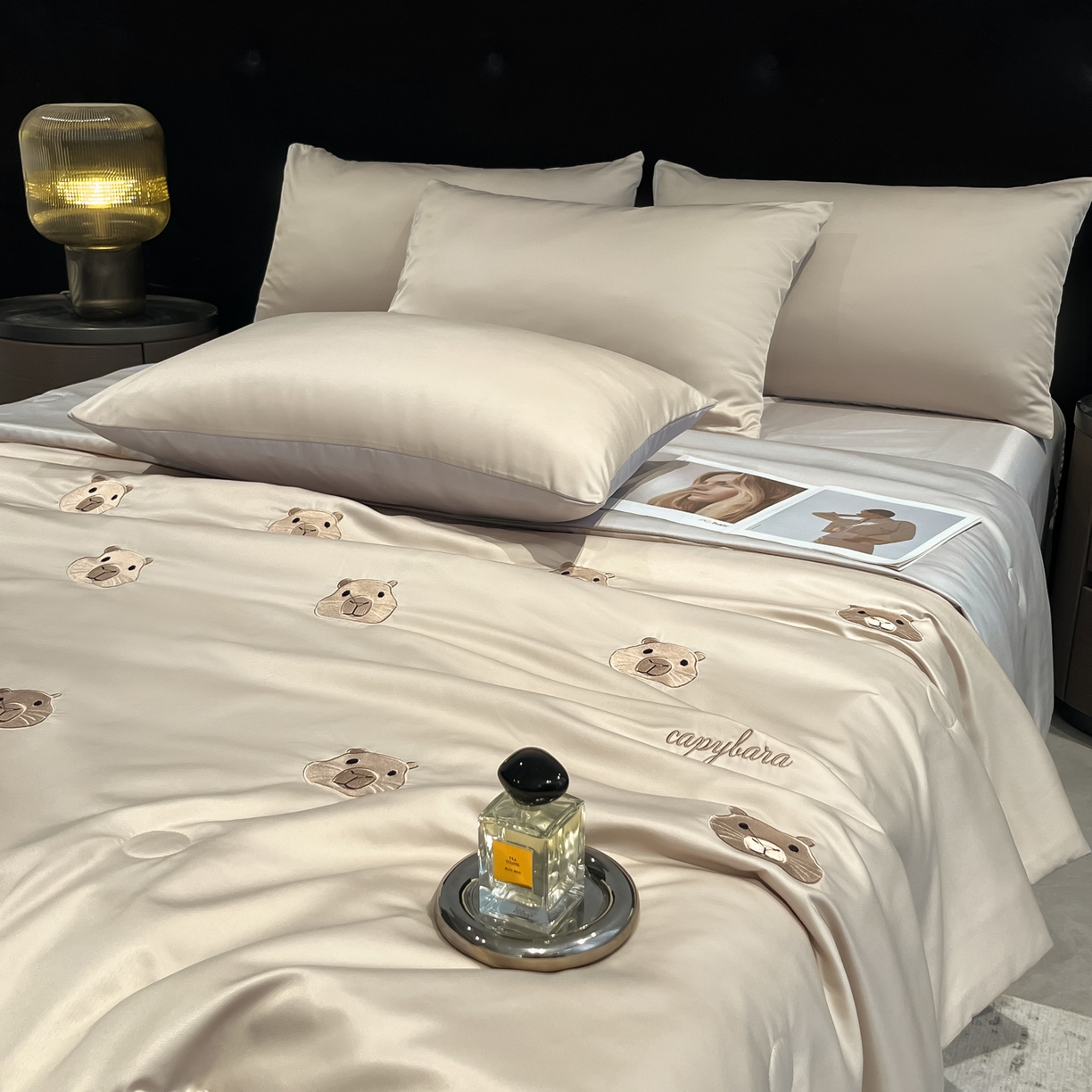 91家纺网 家纺一手货源 找家纺 红嘴企鹅 2026新款水洗冰丝刺绣夏被四件套 夏被-卡皮香槟金