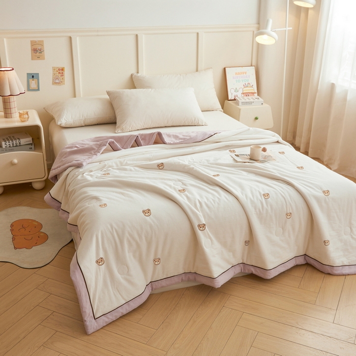 91家纺网 家纺一手货源 找家纺 仁凯家纺 2026新款A类100%棉花刺绣款手包边夏被夏凉被空调被 安妮熊-紫