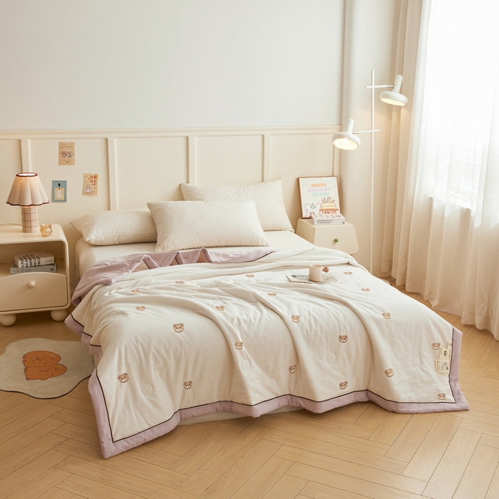 91家纺网 家纺一手货源 找家纺 仁凯家纺 2026新款A类100%棉花刺绣款手包边夏被夏凉被空调被 安妮熊-紫