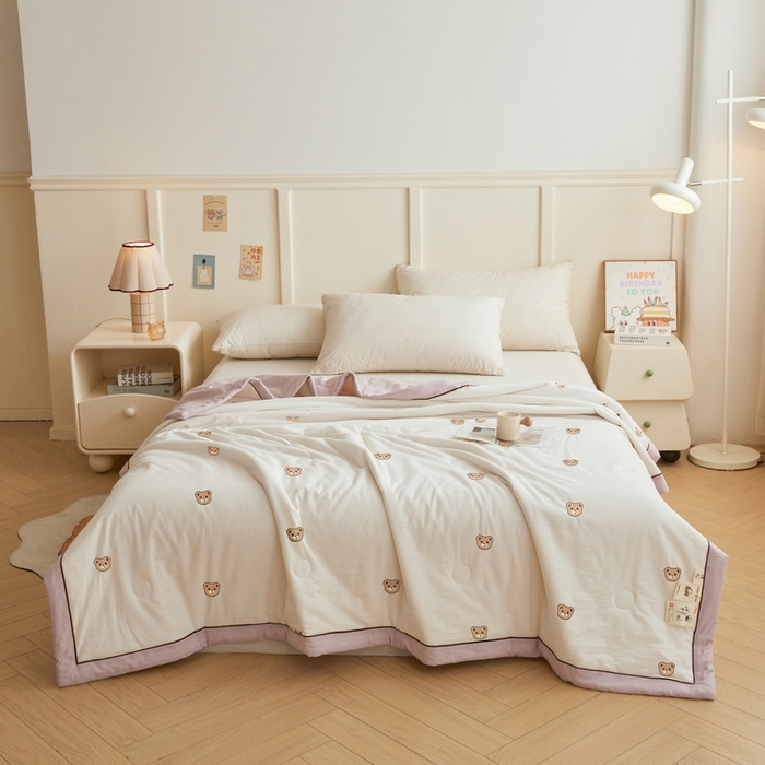 91家纺网 家纺一手货源 找家纺 仁凯家纺 2026新款A类100%棉花刺绣款手包边夏被夏凉被空调被 安妮熊-紫