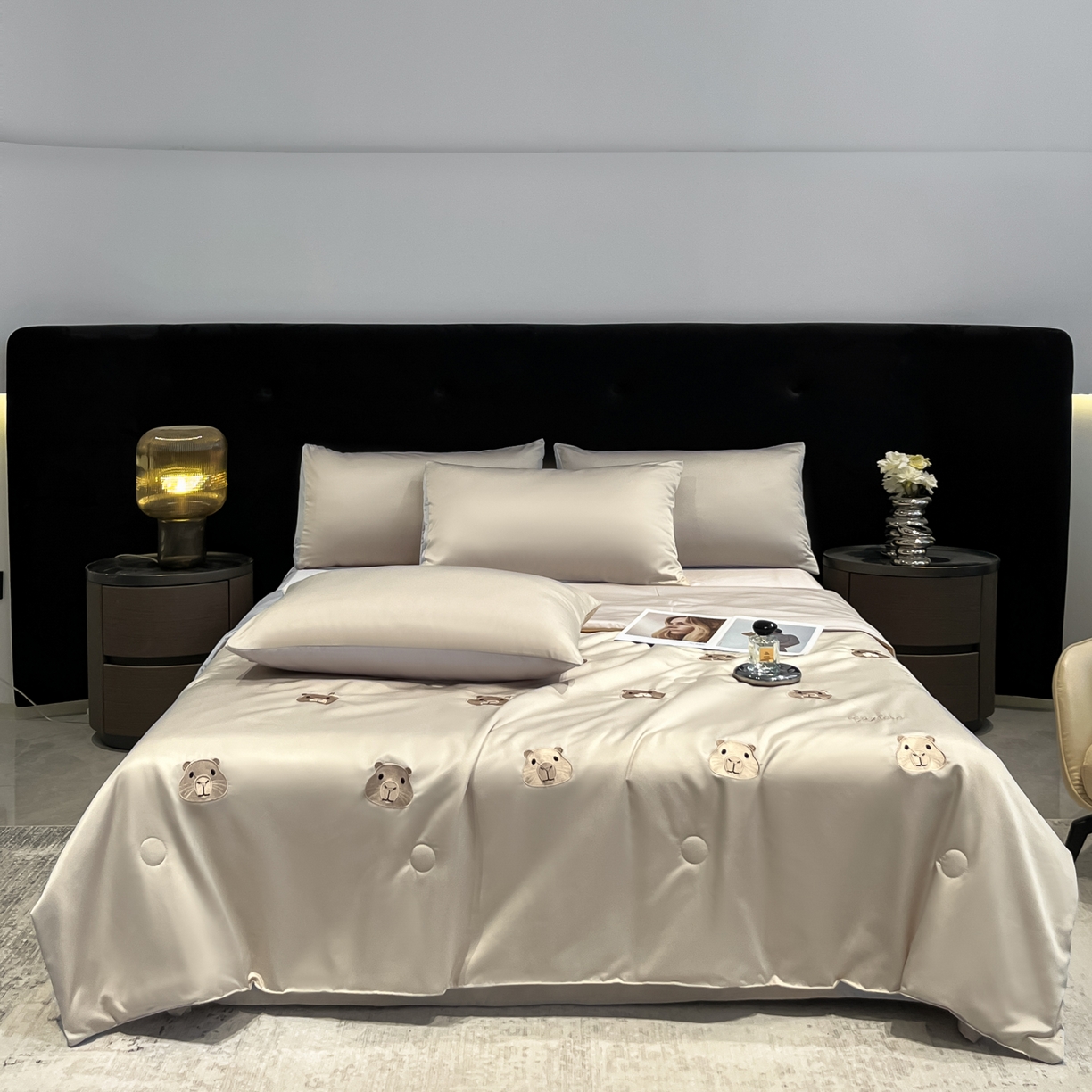 91家纺网 家纺一手货源 找家纺 红嘴企鹅 2026新款水洗冰丝刺绣夏被四件套 夏被-卡皮香槟金