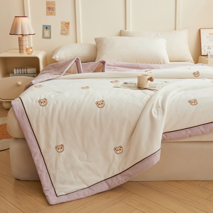 91家纺网 家纺一手货源 找家纺 仁凯家纺 2026新款A类100%棉花刺绣款手包边夏被夏凉被空调被 安妮熊-紫