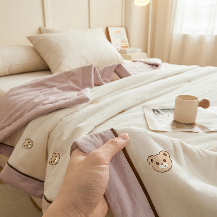 91家纺网 家纺一手货源 找家纺 仁凯家纺 2026新款A类100%棉花刺绣款手包边夏被夏凉被空调被 安妮熊-紫